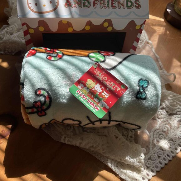 Hello Kitty Gingerbread house plush throw - Picture 2 of 3